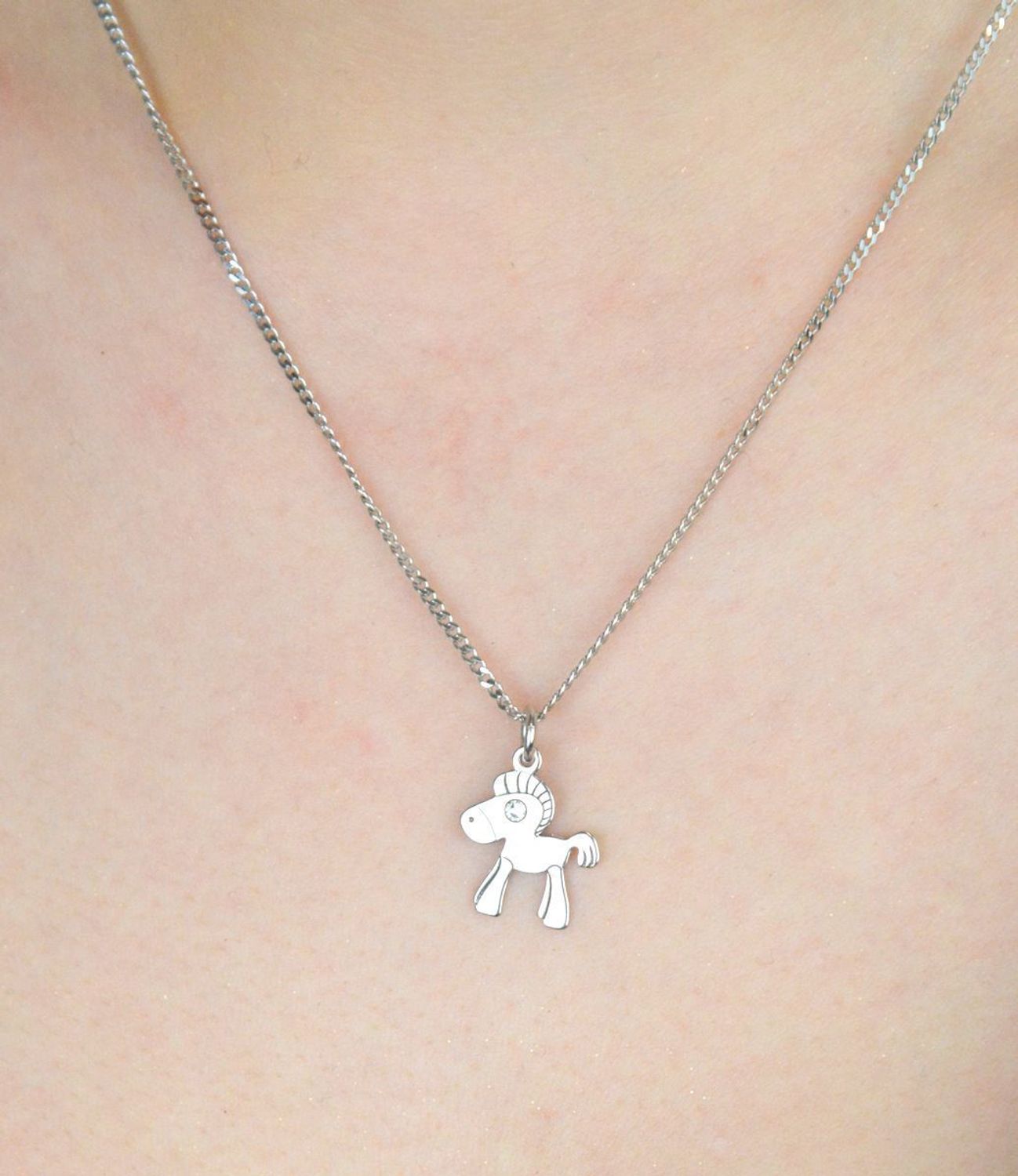 Zawieszka srebrna konik próba 925, CB 02 Delikatna i symboliczna – srebrna zawieszka w kształcie konika to uroczy dodatek, który zachwyca prostotą i eleganc 1.jpg